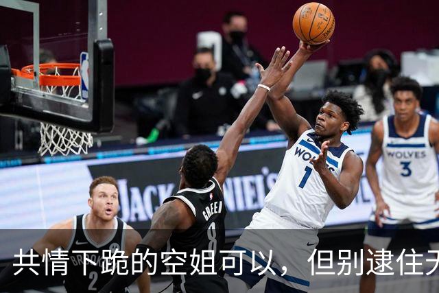共情下跪的空姐可以，但别逮住无辜的董事长开骂